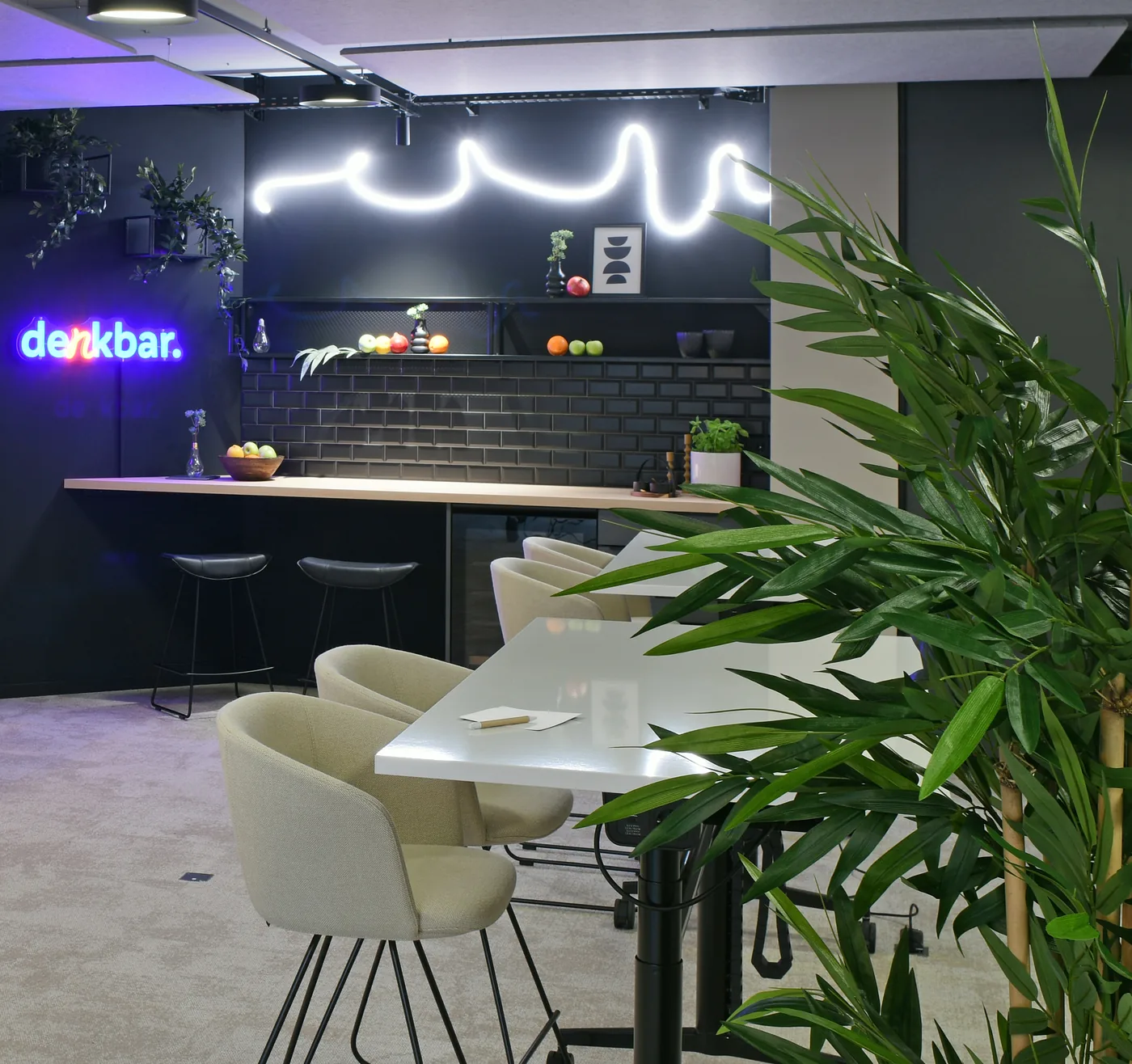 Theke mit Barhockern und Leuchtschrift