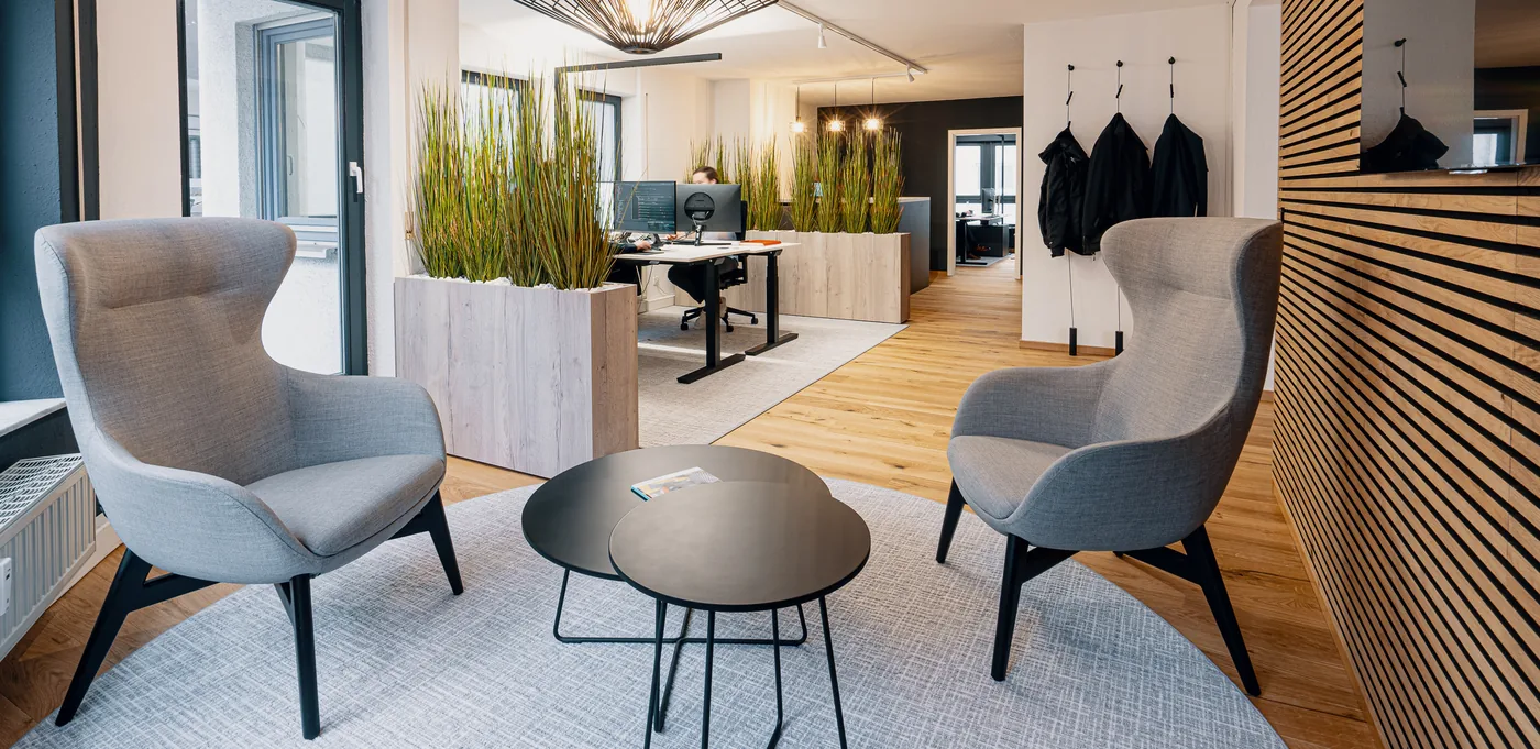 Lounge mit zwei Sesseln und Beistelltischen